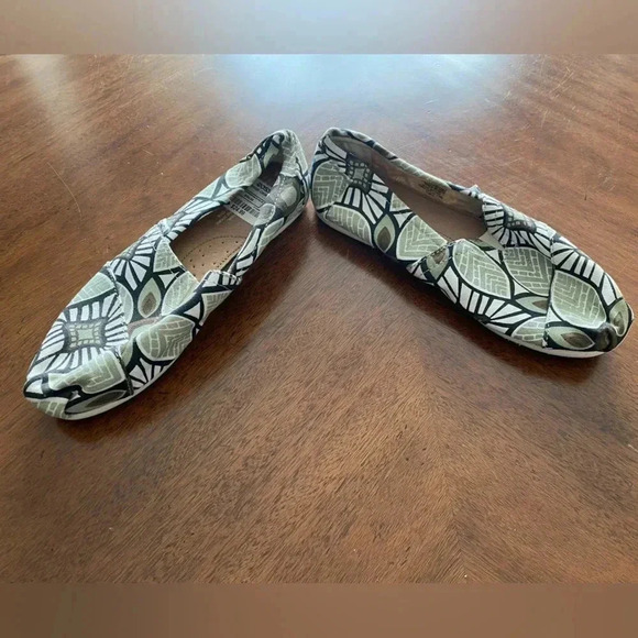 TOMS Womens Classic Print Abstract Canvas Slip-On Ballet Flat Taupe Size 7.5 NEW - Picture 1 of 6